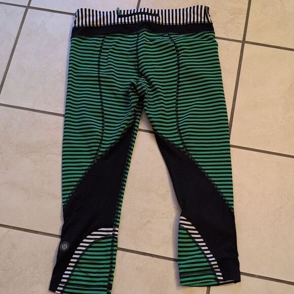 Lululemon Rare Seawheeze Run Inspire Crop II Green Insect Bugs print FLAWED 8 - Picture 9 of 10